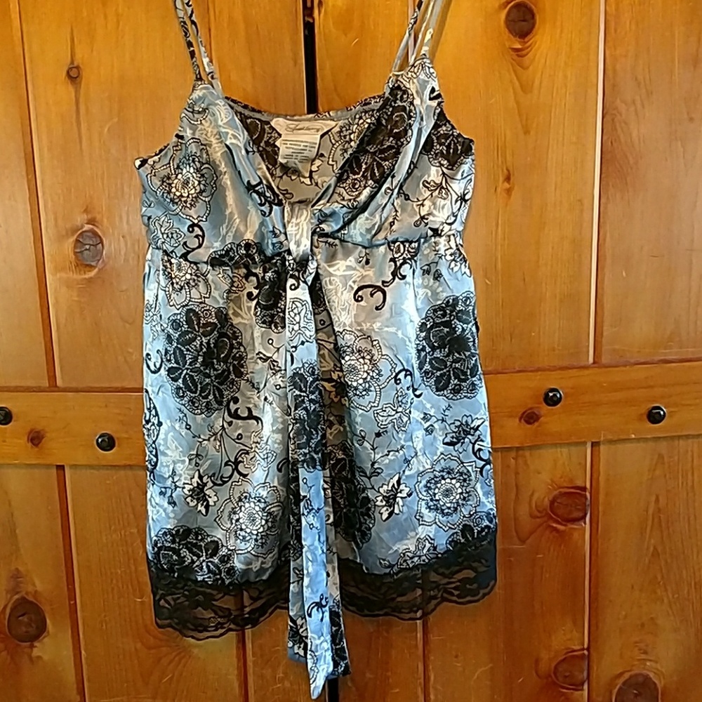 Woman's sm Gorgeous silky top
