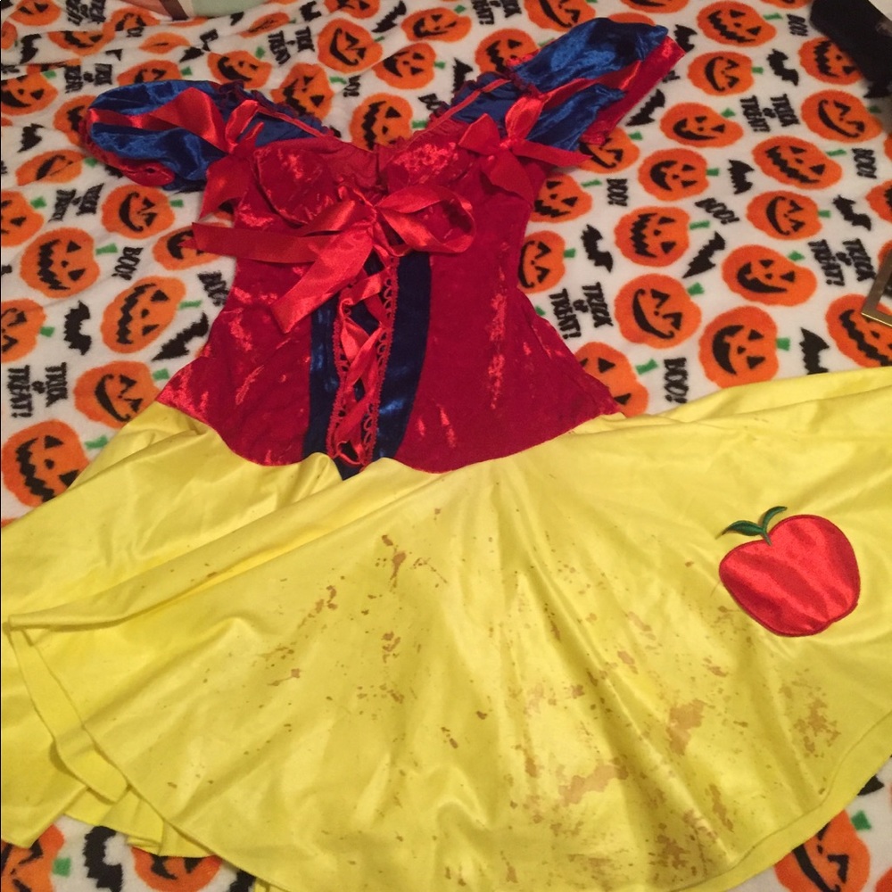 SOLD Zombie Snow White 🍎