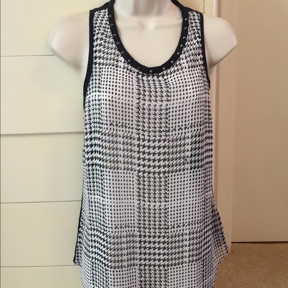 Express sleeveless houndstooth top