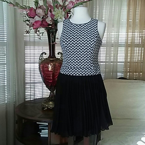 Jessica Simpson chevron pleated dress - Picture 3 of 8