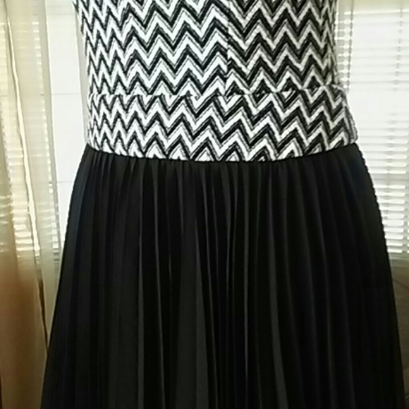 Jessica Simpson chevron pleated dress - Picture 7 of 8