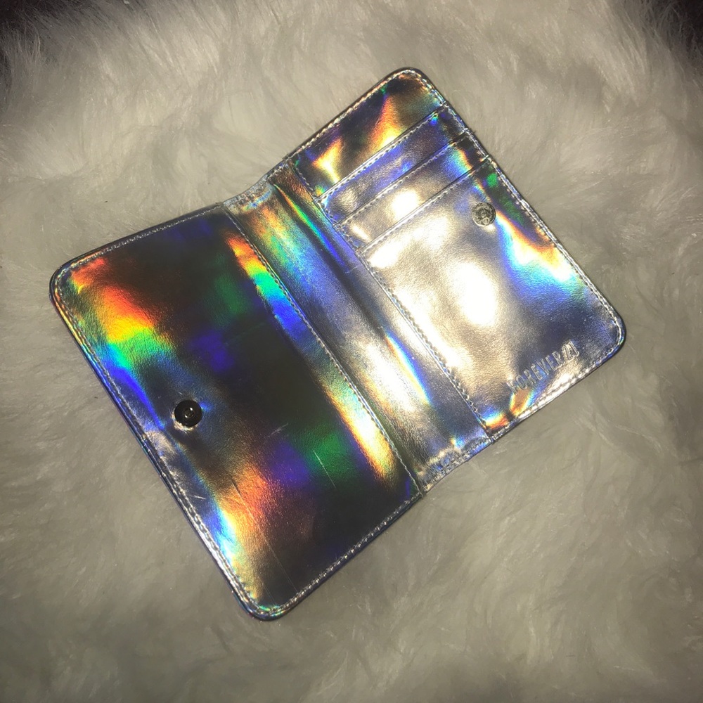 FOREVER 21 / Holographic Wallet
