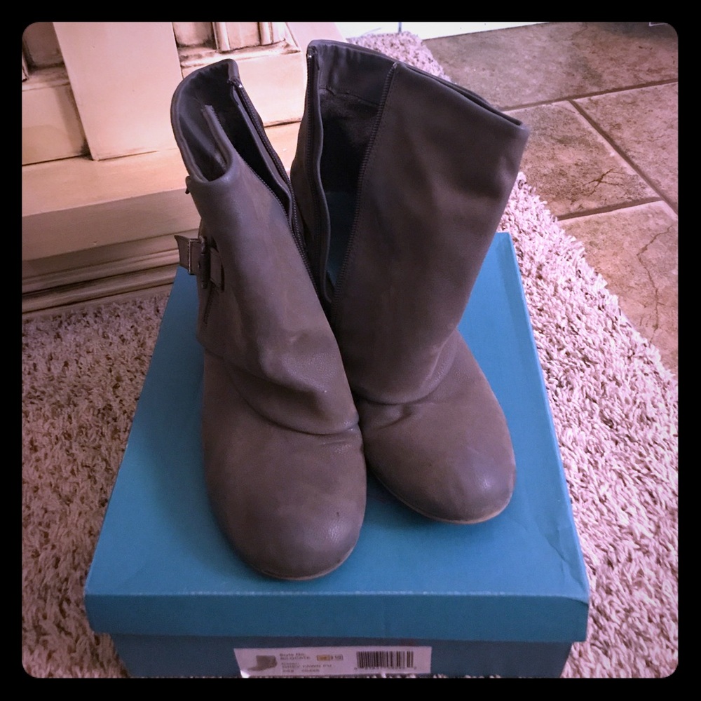Blowfish wedges zip up boot