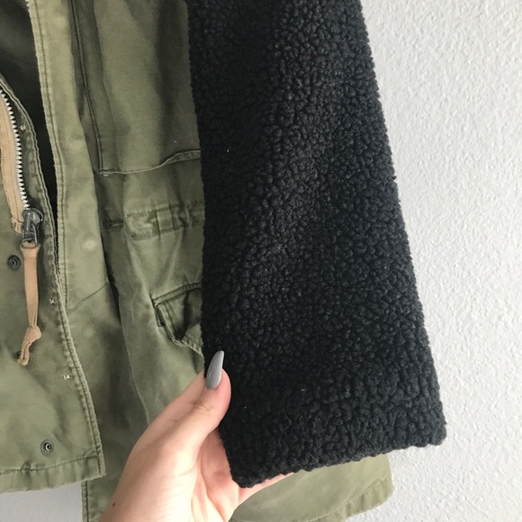 Reformation • Olive Cargo Jacket Shearling Sleeves - Picture 4 of 8