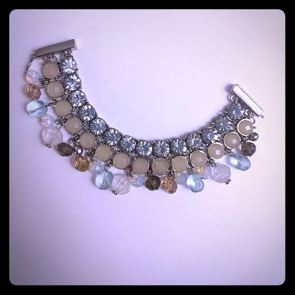 Rhinestone bracelet with blue and beige beads