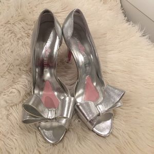 Silver pumps 👠