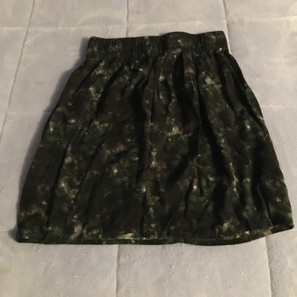 Patterned skirt(S)