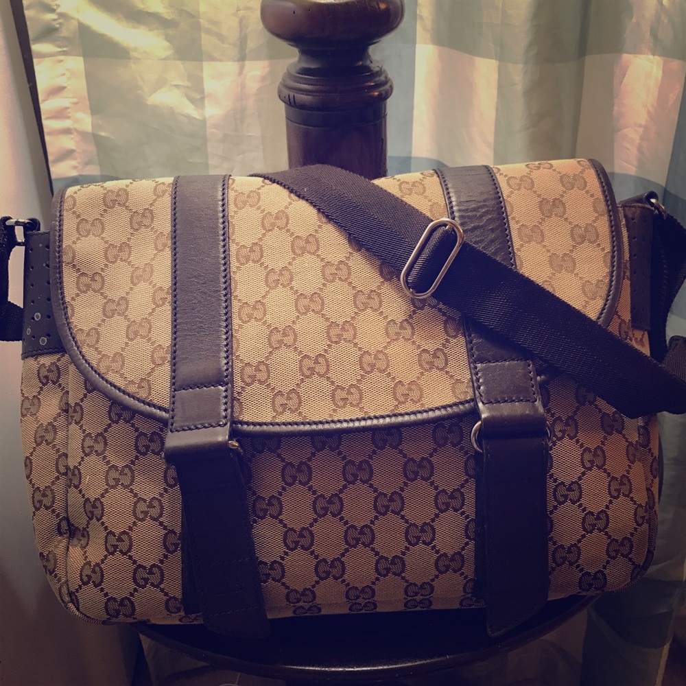 Gucci Messenger Bag! medium size.. great shape!