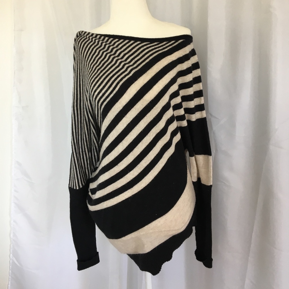 Asymmetrical cream and black Long Sleeve sweater
