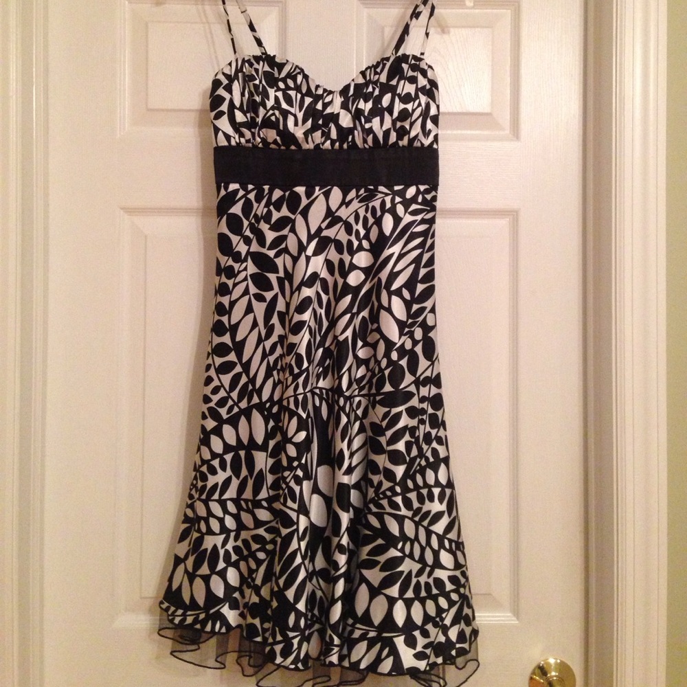 FINAL! NWOT Black & White Leaf Design Dress