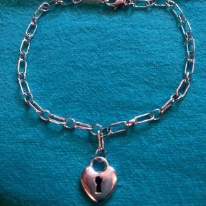 💙💙TIFFANY & Co. -SOLID HEART LINK BRACELET