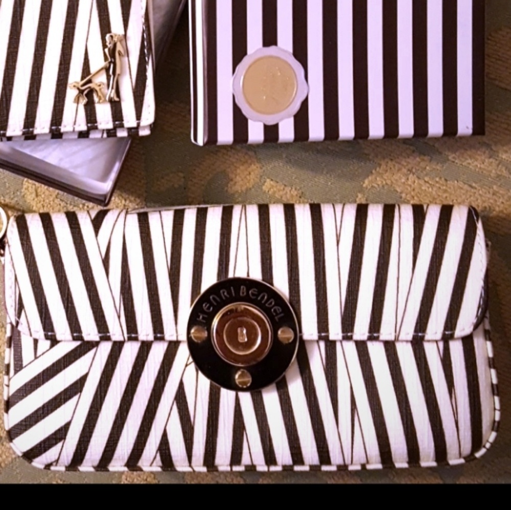 Henri Bendel wristlet
