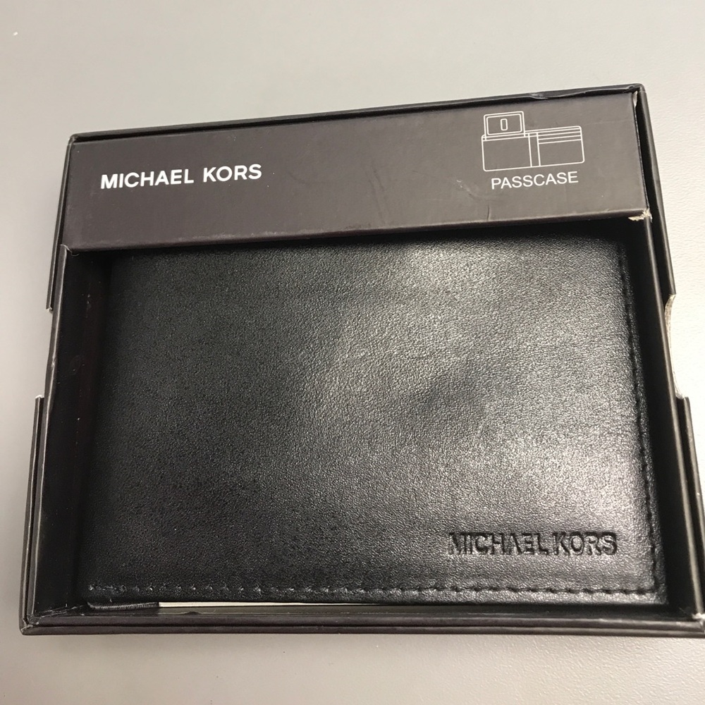 Michael kors passcase wallet
