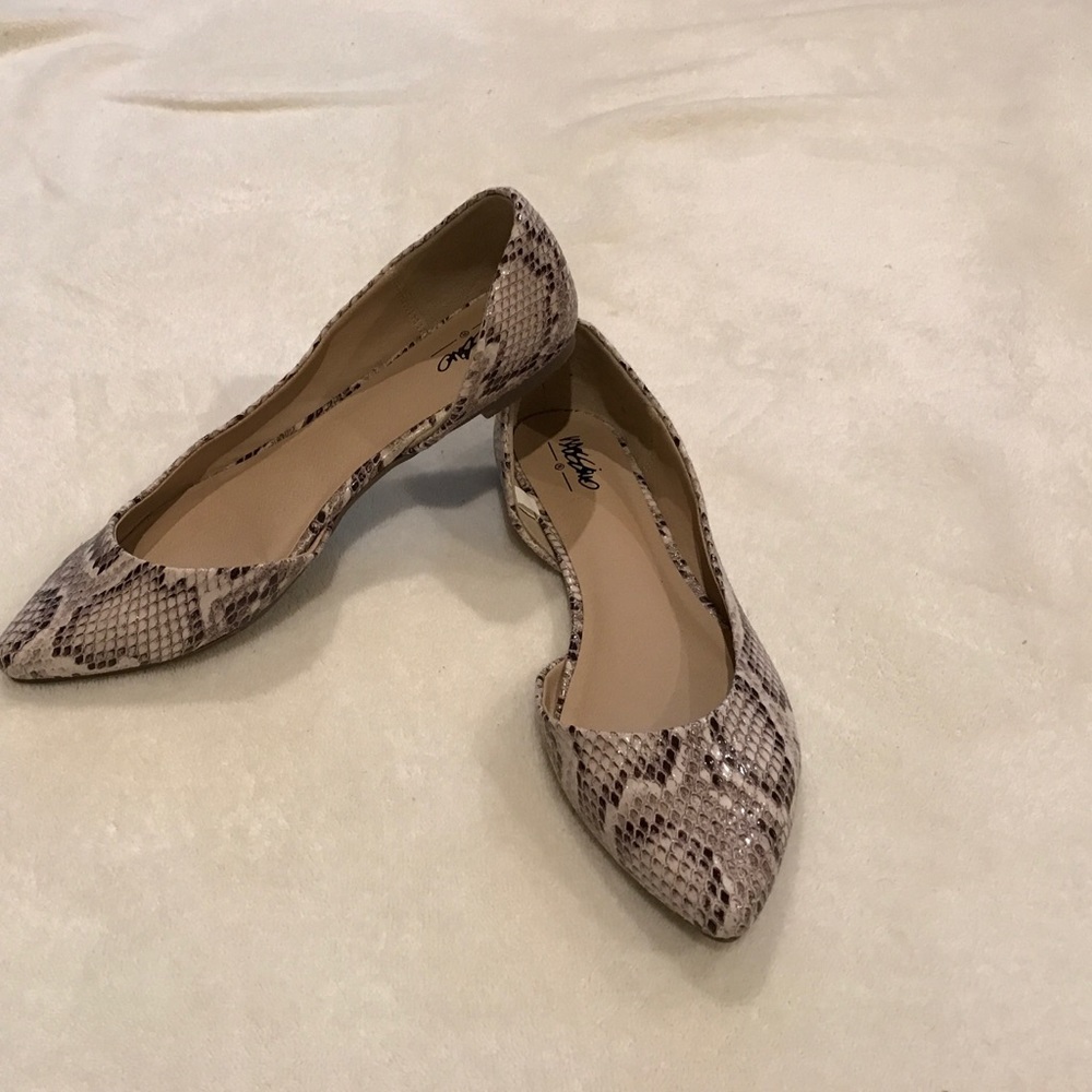 Snakeskin Pointed Toe Flats