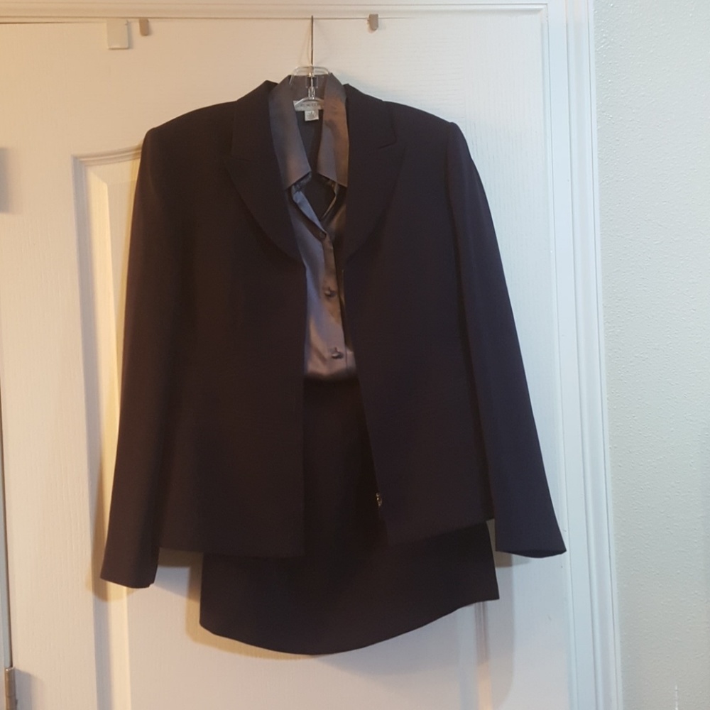 Skirt suit