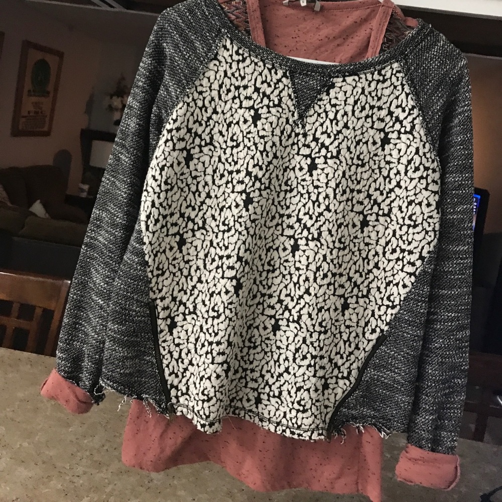 Jolt sweatshirt w/ layering piece