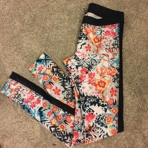 S/M Onzie tuxedo legging in Tahitian Flower