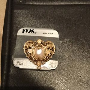 Vintage look gold tone with pearls brooch