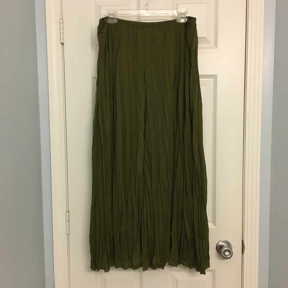 Green crinkle maxi skirt