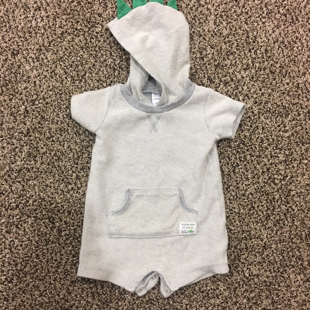 Onesie dinosaur 😍 never worn
