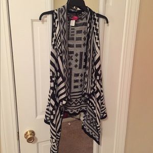 Printed sweater vest.