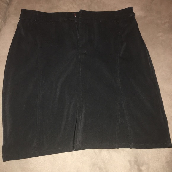 Black mini skirt - Picture 2 of 4