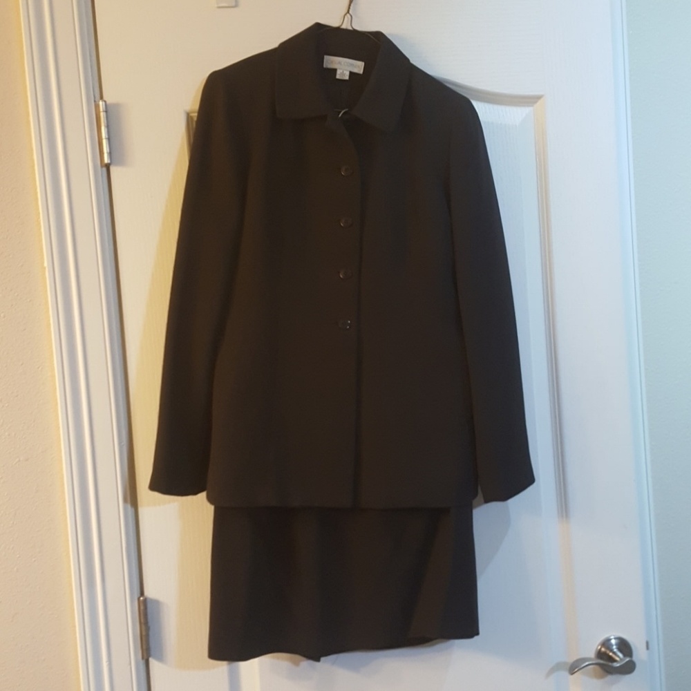 Skirt suit