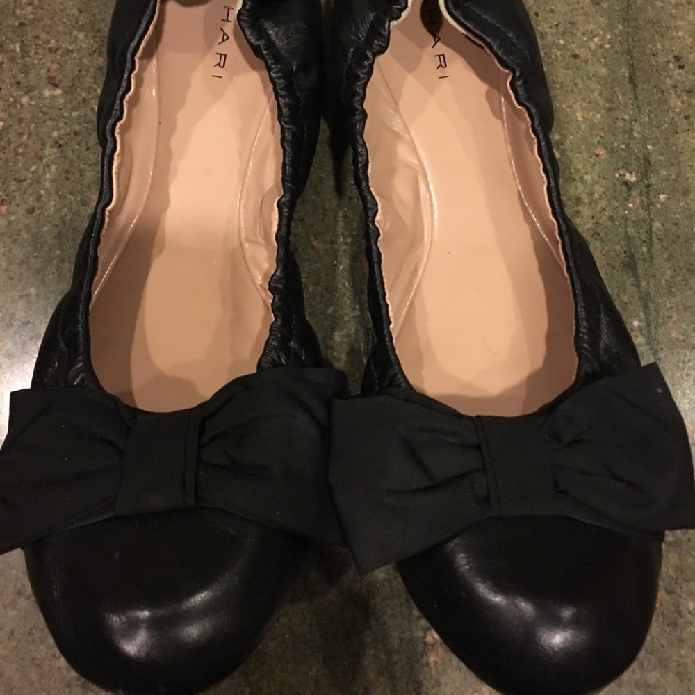 Tahari black ballet flats w bow
