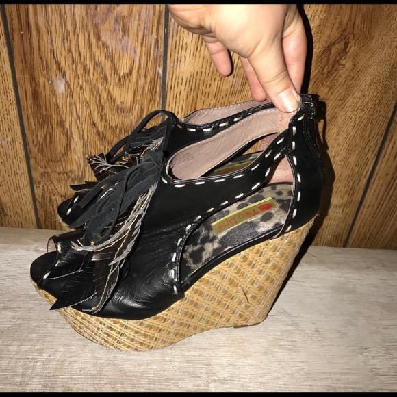 Two Lip Devour Wedge Sandles - Picture 3 of 4