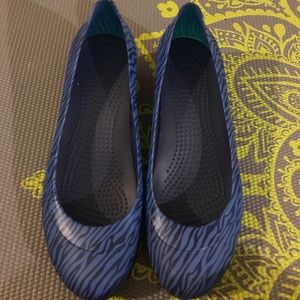 Blue pattern croc wedge