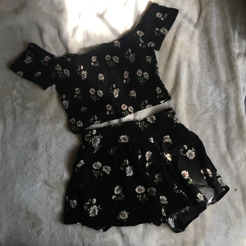 🚫 SOLD 🚫Floral Off the Shoulder Set