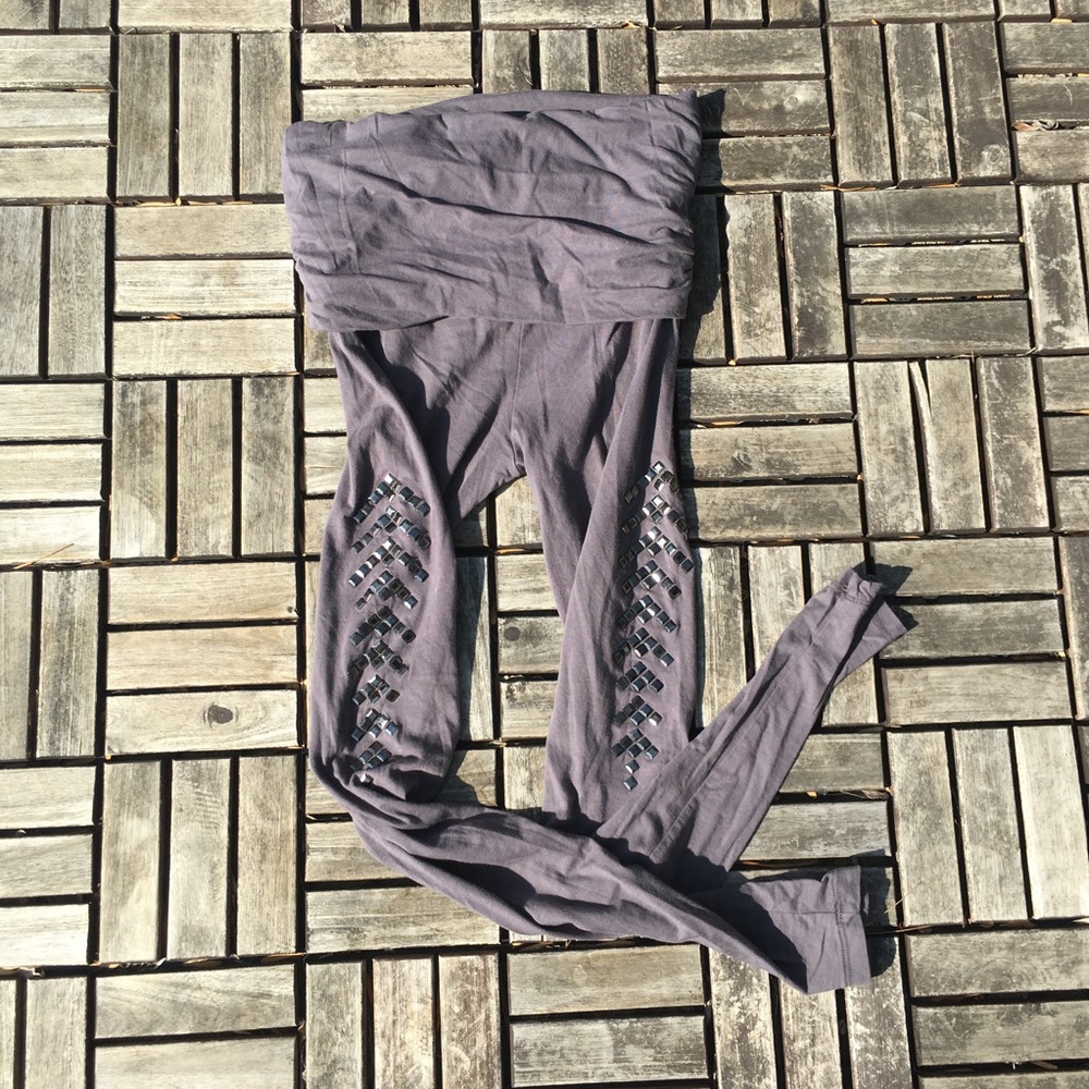 Badass Goldie grey leggings with stud chevrons!