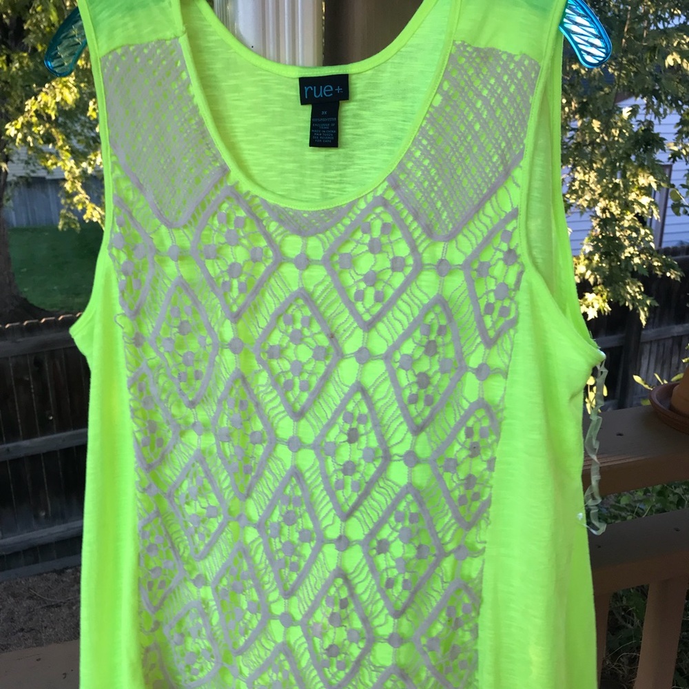 Bright tank with crochet front