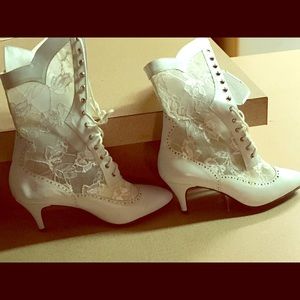 Old fashion lace boots size 8 1/2