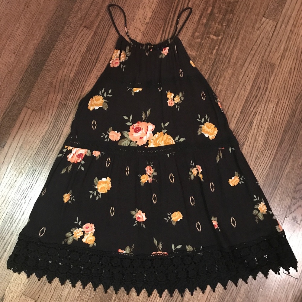 🎉REDUCED🎉 Flowy Floral Tank/Top w/ Crochet Trim