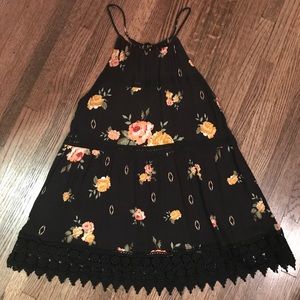 🎉REDUCED🎉 Flowy Floral Tank/Top w/ Crochet Trim