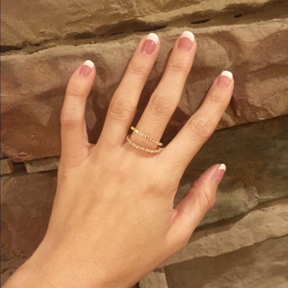 ⚡️2 for 25⚡️Rose gold cuff with pave crystals.