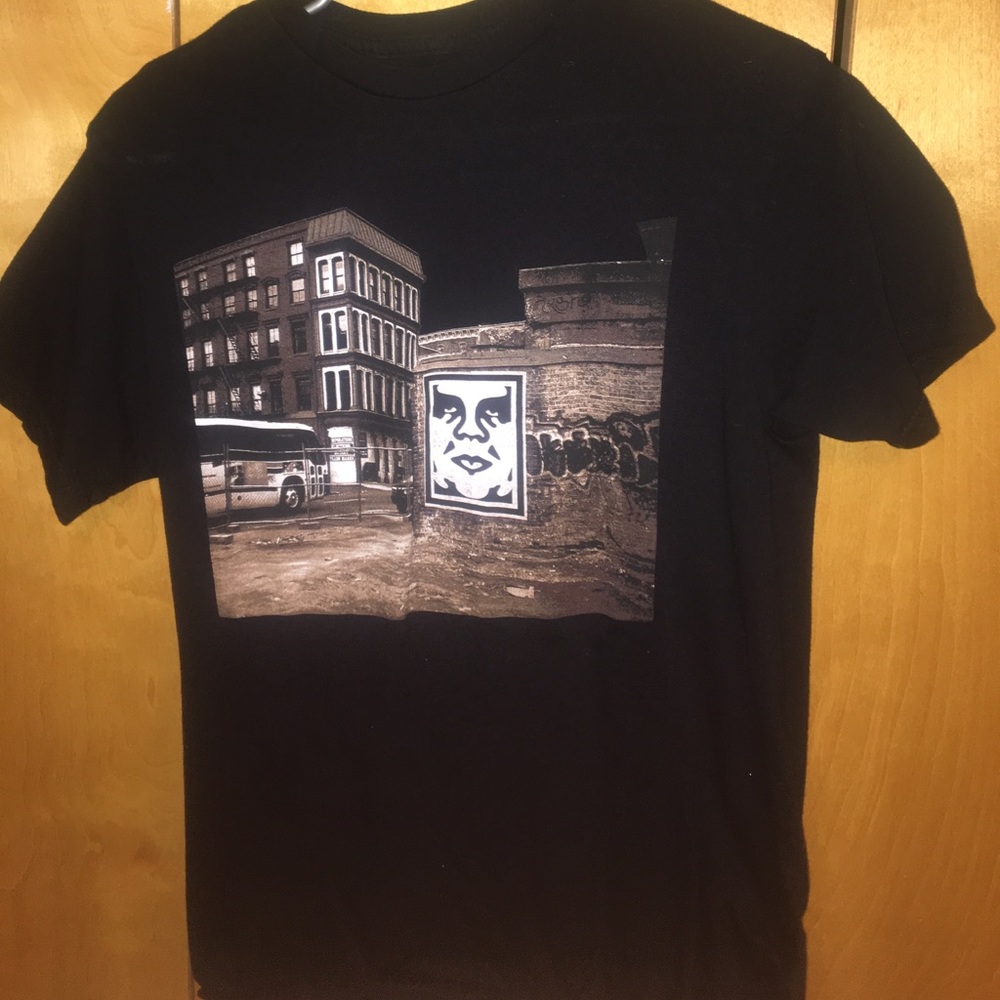 obey tee shirt size small