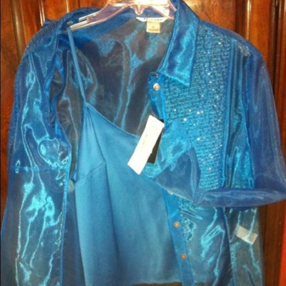 Christmas Gift idea. Nyard new 2 piece blouse with marching shell.