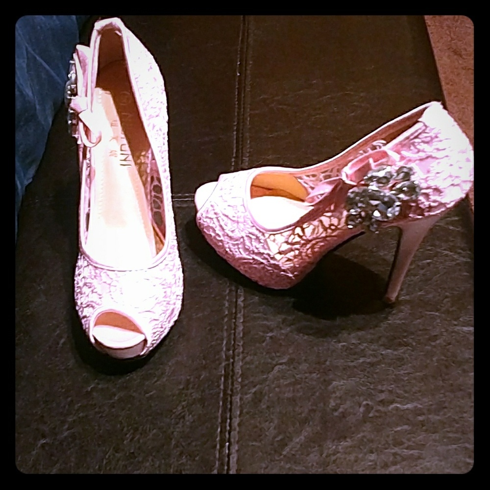 💖NWOT Beautiful pink satin embroidered heels💖