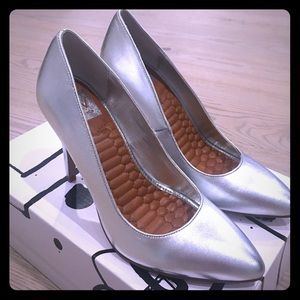 Dolce Vita Silver Metallic Leather Size 7 Pumps