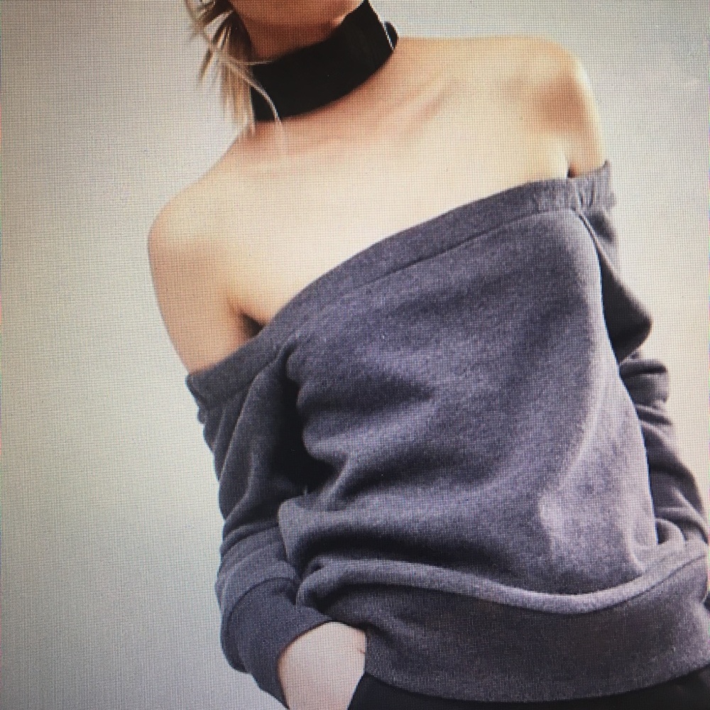 Off shoulder sweatshirt with velvet choker band