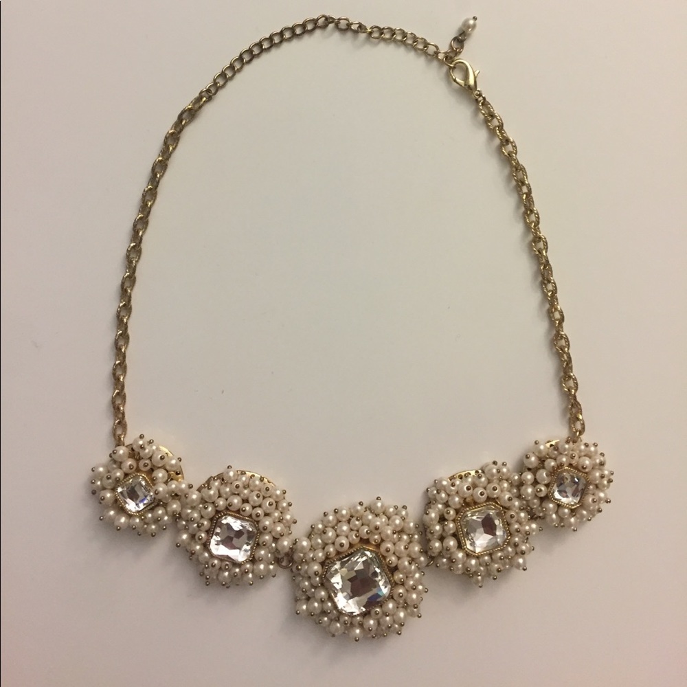 🎉SALE🎉 Gorgeous gold and white necklace