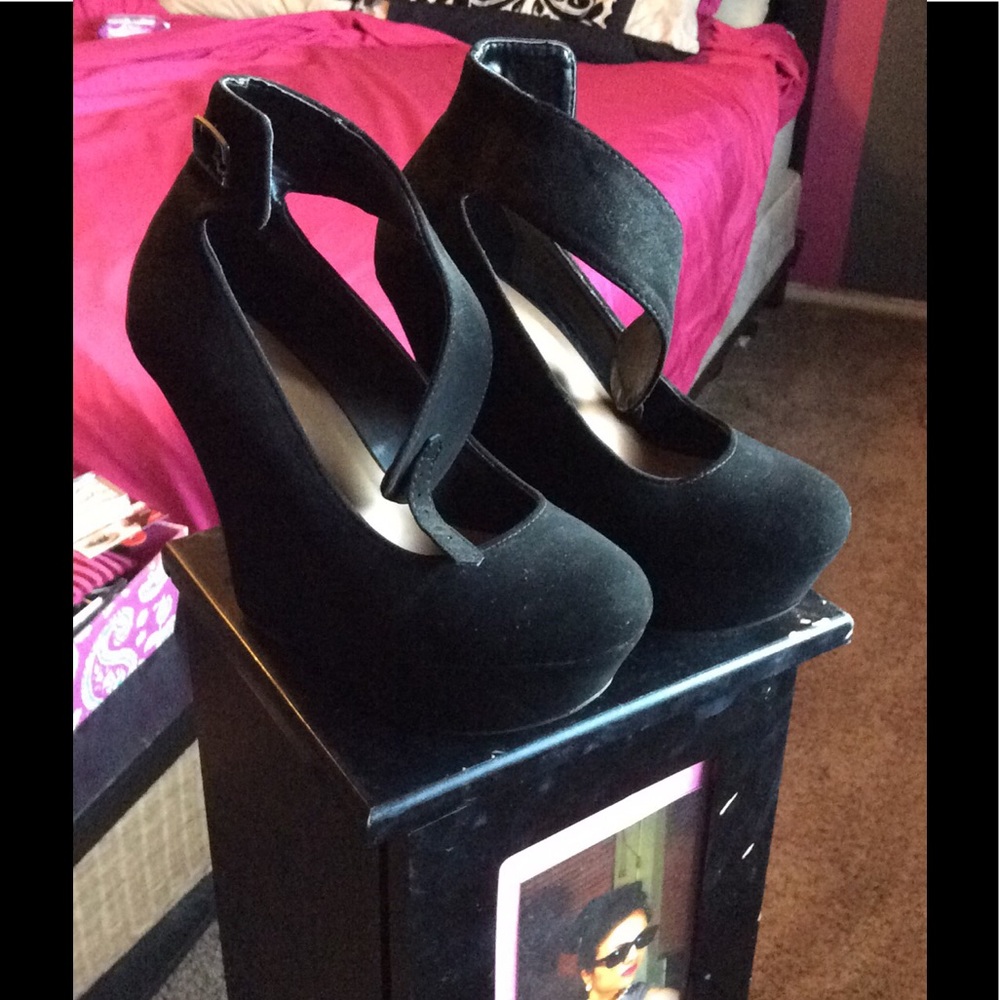 Black wedges