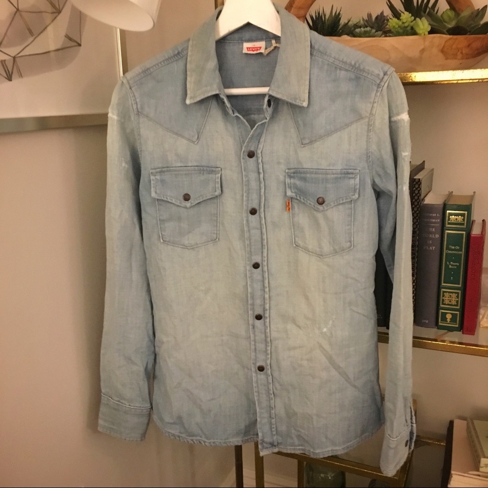 NWOT Women's Levi's Distressed Chambray Shirt (S)