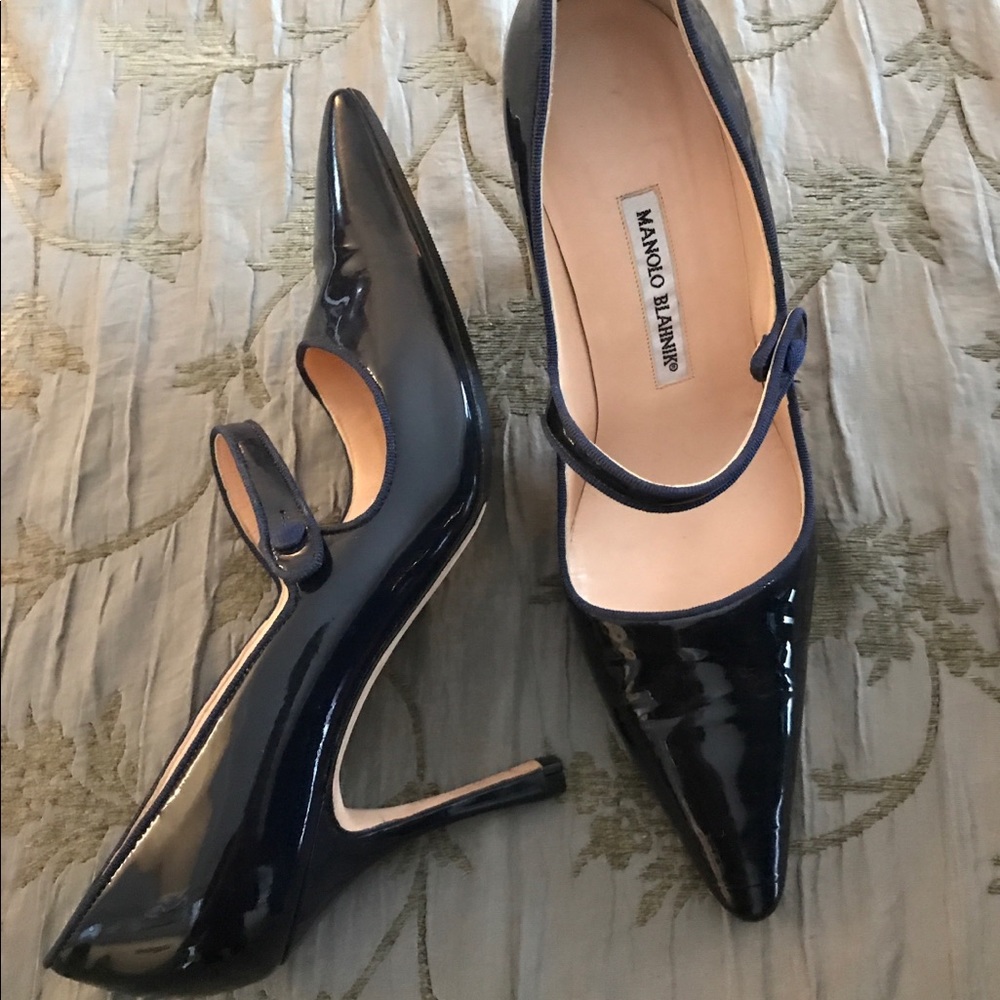 Manolo blahnik camparinew patent leather pumps