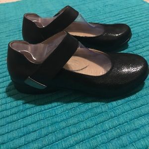 ✨✨BRAND NEW ✨✨ BLACK DANSKO FLATS