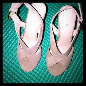 Gently used Micheal Khors pumps size 7
