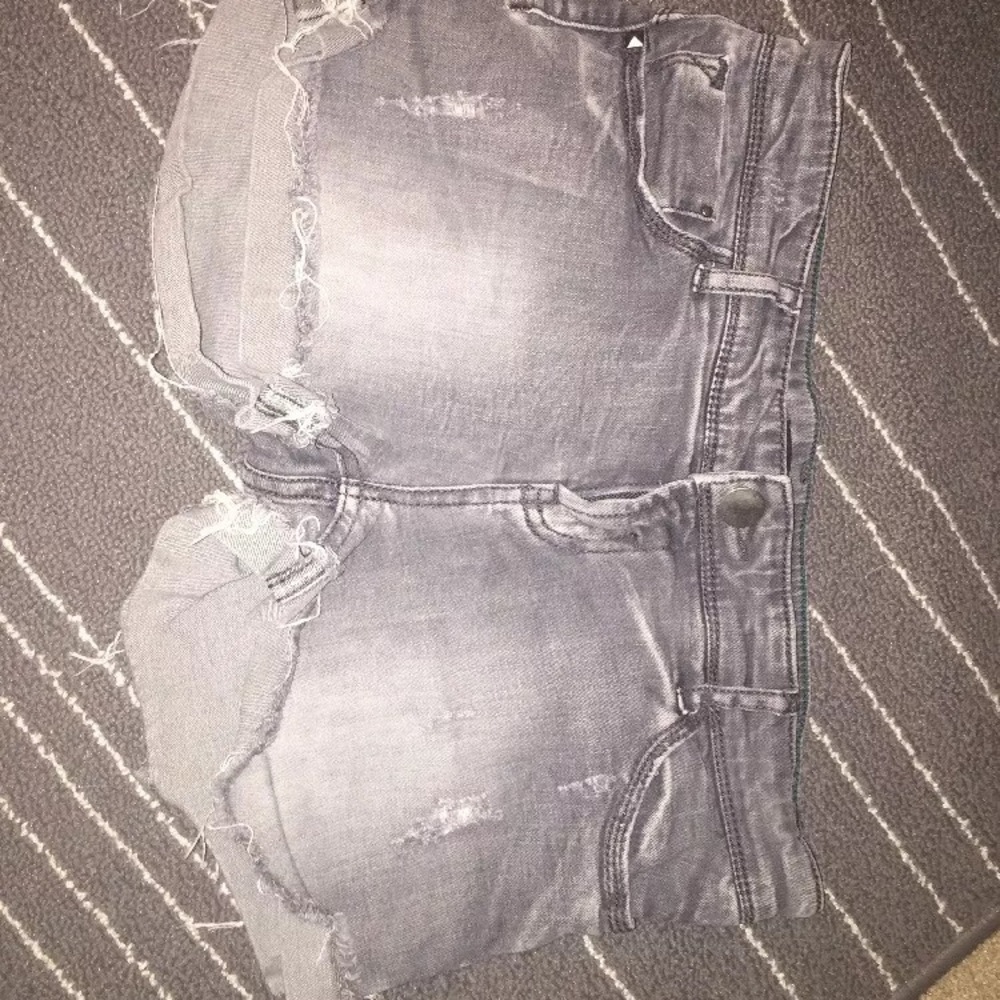 Forever 21 gray stretch jean shorts size 27 4