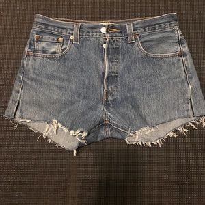 ⚡️ High Waisted Vintage Levi’s 501 Cut Off’s ⚡️